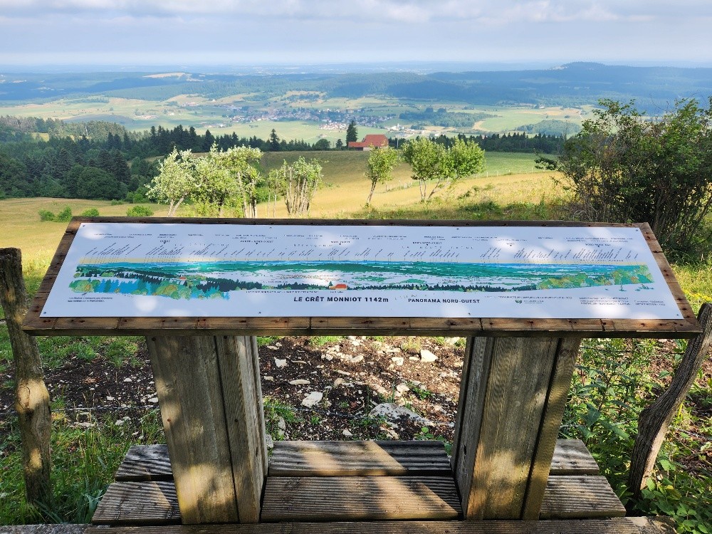 Prenez de la hauteur et venez admirer la vue ! Des tables d'orientations pour apprécier le paysage depuis le Crêt Monniot