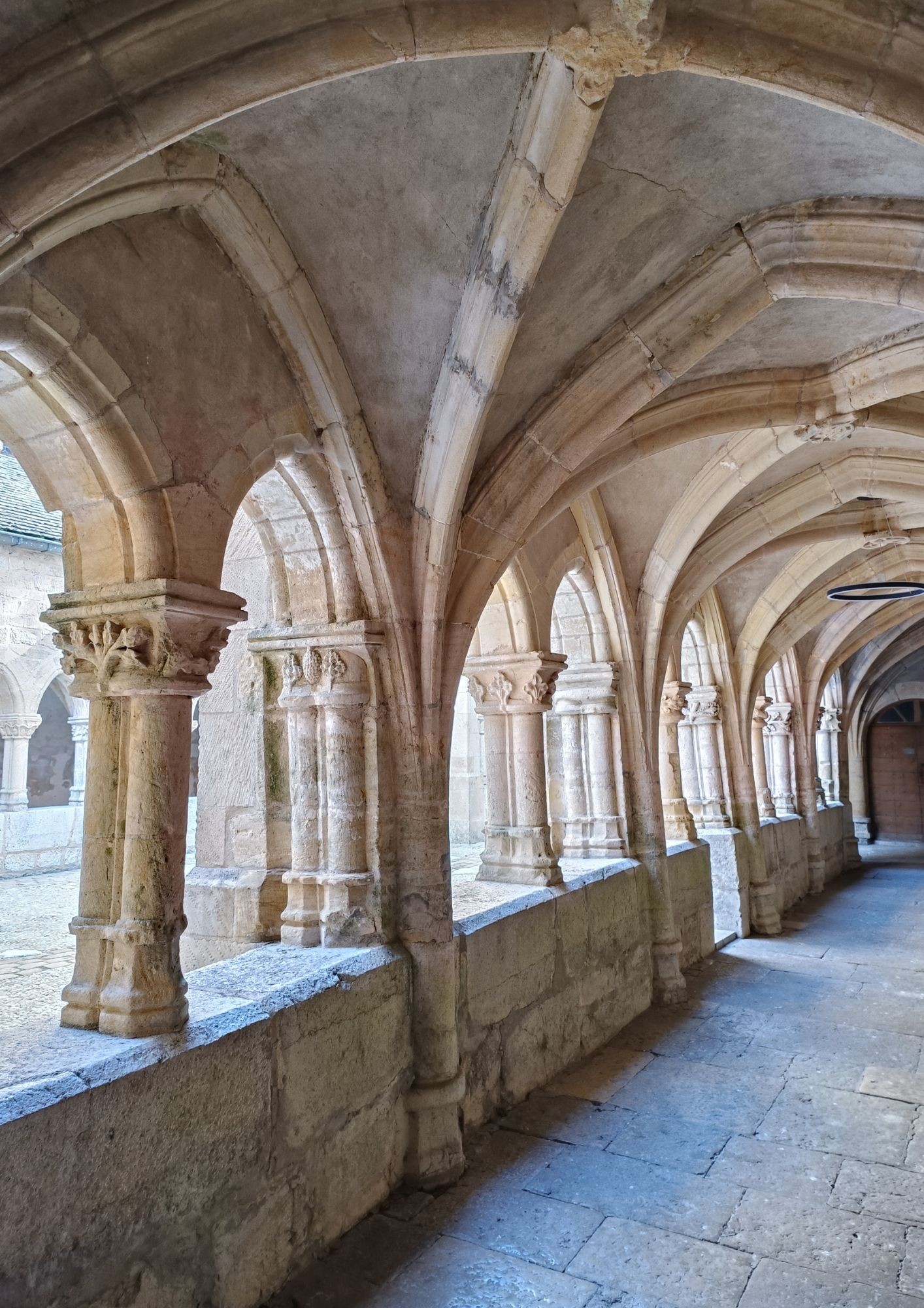 Visites nocturnes de l'Abbaye de Montbenoît à découvrir